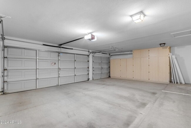 Building Photo - 387 W Larona Ln