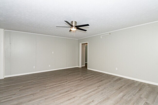 Building Photo - Beautifully renovated 2nd floor, 2 Bdr 1 bath unit in Maryville, TN - Available NOW with lower se...