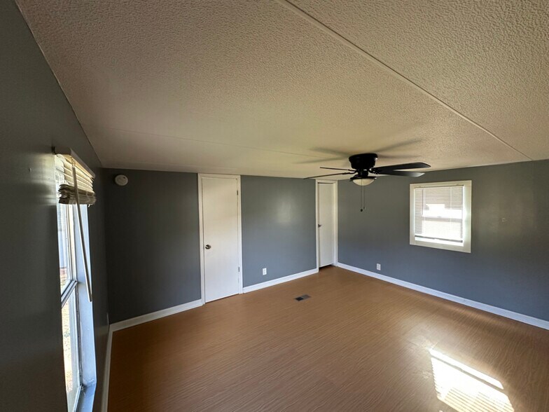 Building Photo - 208 Trotters Way