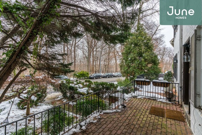 Building Photo - ROOM ONLY in 7-bed/3.5-bath Home