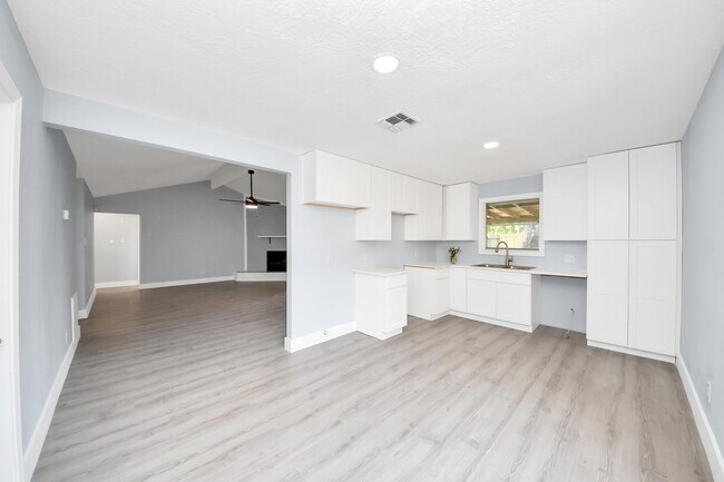Building Photo - 10171 NW Park Dr