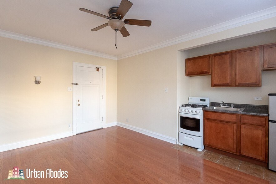Building Photo - 4552 N Damen Ave