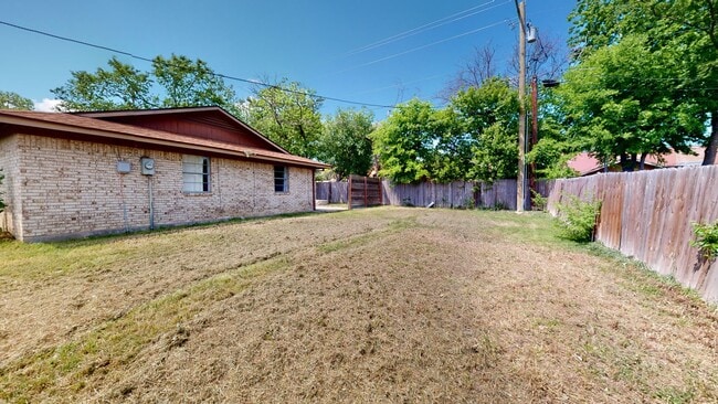Building Photo - ALL TILE HOUSE MINUTES AWAY FROM FORT HOOD!