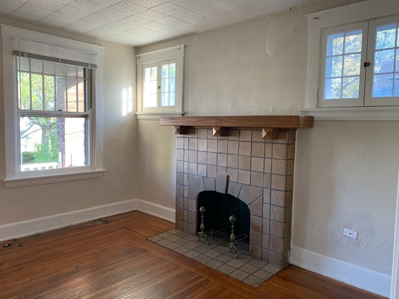 Livingro - 3639 Amberson Ave