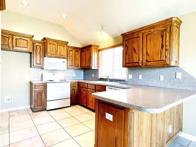 Building Photo - Absolutely Gorgeous Home in Moore with Spa...