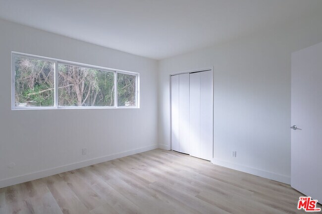 Building Photo - 823 S Detroit St