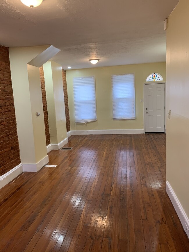 Building Photo - 747 E Woodlawn St