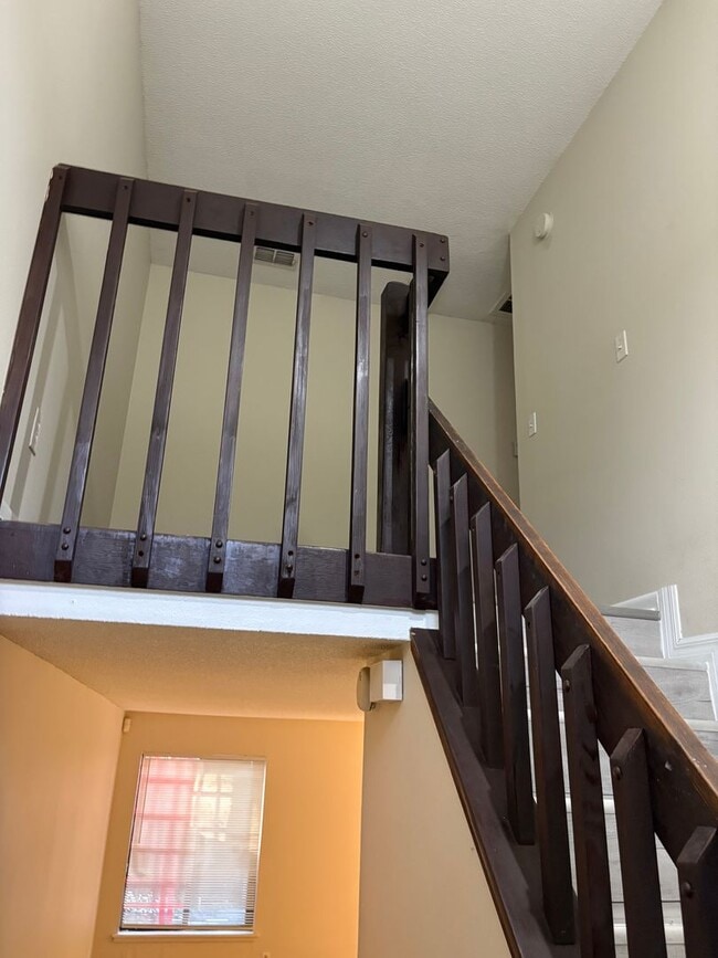 Building Photo - 2bed/ 1.5bath/ 1 car garage townhouse read...
