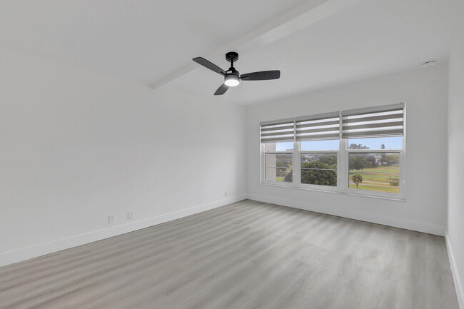 Building Photo - 3050 N Palm Aire Dr