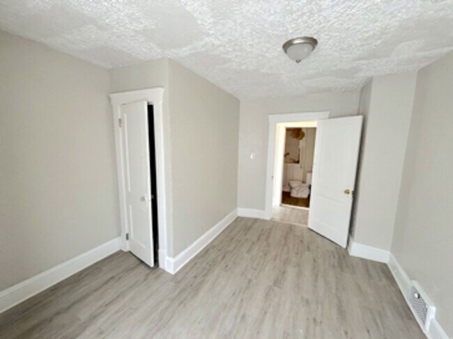 Building Photo - Nice 3 Bedroom, 1 Bathroom Home – Available Now