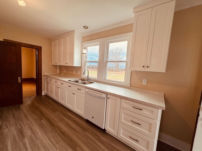 Building Photo - Adorable Home/Country setting