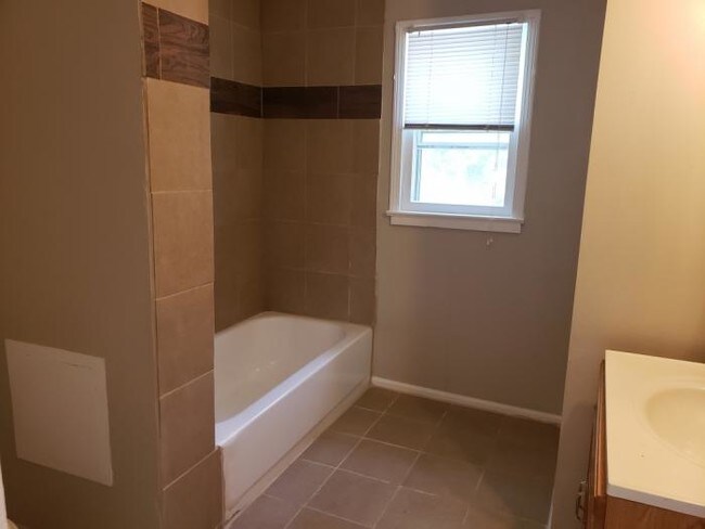 Building Photo - 3 bedroom in Louisville KY 40216