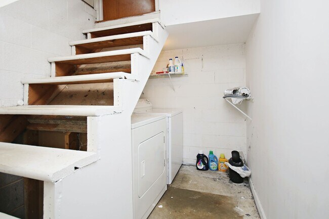 Building Photo - Basement Apartment Near UVA & Downtown