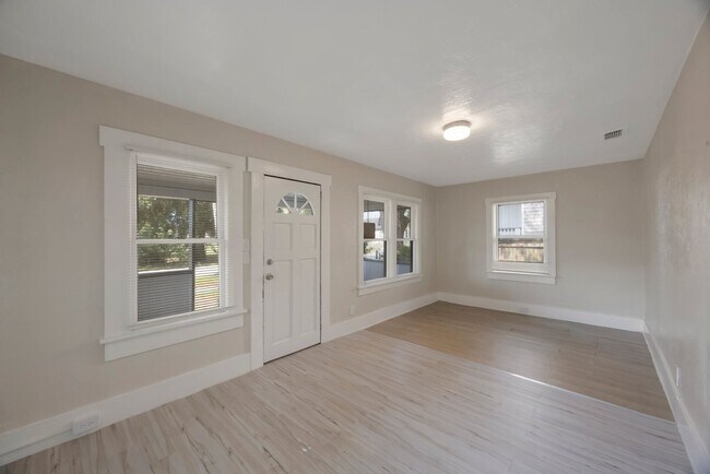 Building Photo - Spacious 2bdrm/1bath home with detached ga...