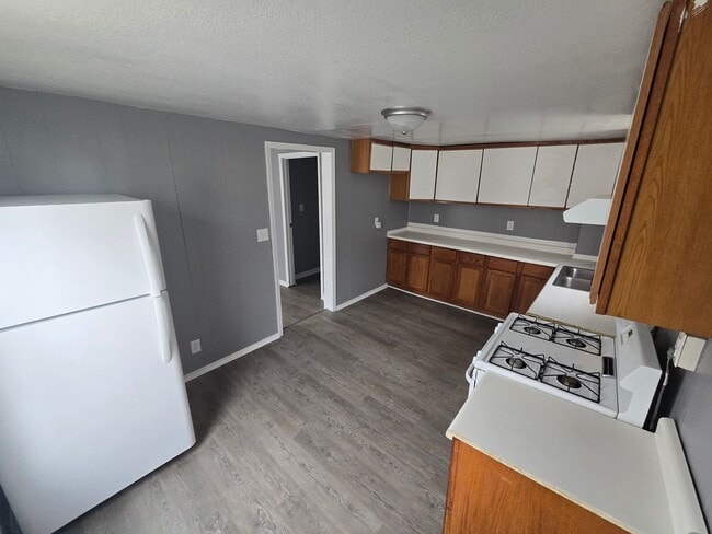 Building Photo - 2 Bedroom House