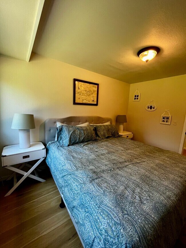 Building Photo - Executive Rental on Riverside Country Club...