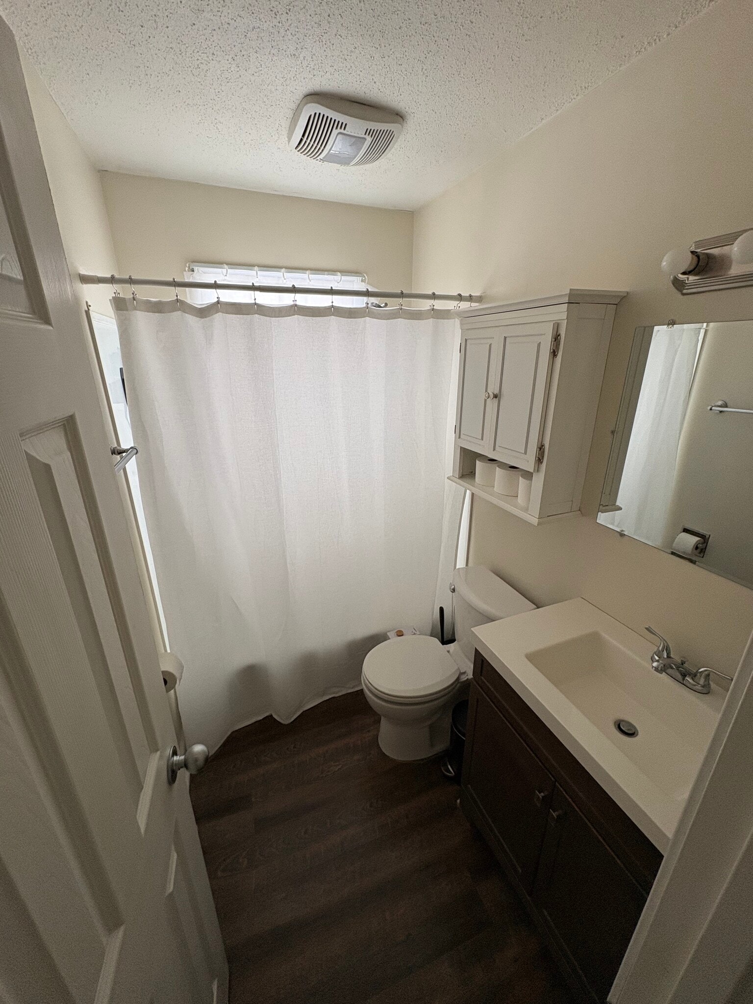 Main Bathroom - 304 E Bell Ave