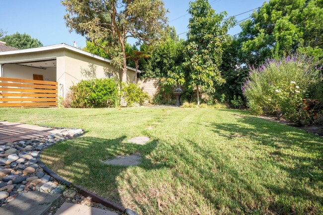 Building Photo - Beautiful 3b2b Home with Private Fenced Ya...
