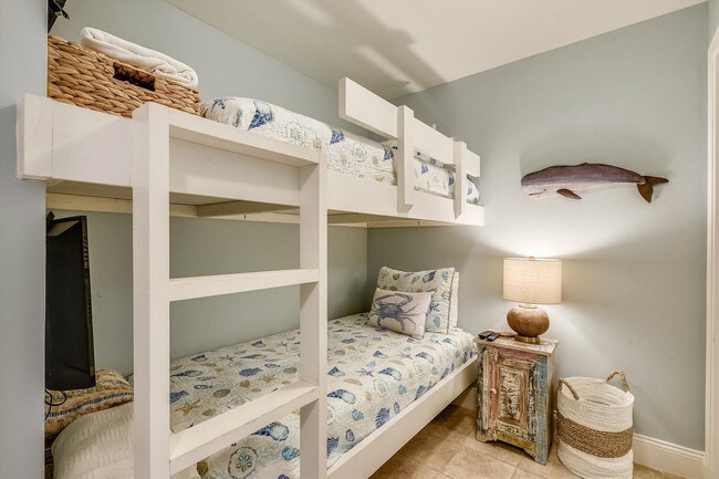 Building Photo - 9860 S Thomas Dr