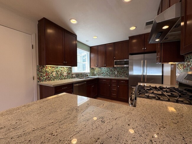 Building Photo - Beautiful 4BD/2BA Menlo Park Home with Lar...