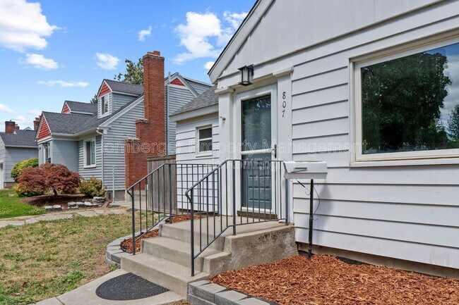 Building Photo - 807 E 40th Ave