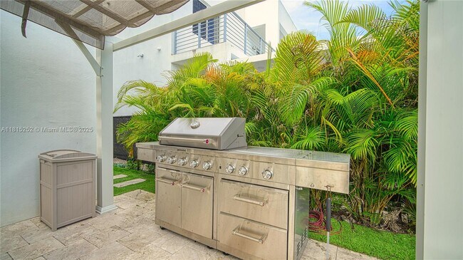 Building Photo - 10360 NW 68th Terrace