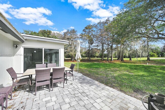 Building Photo - 820 E Cypress Ln