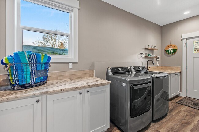 Building Photo - Fully Furnished Home