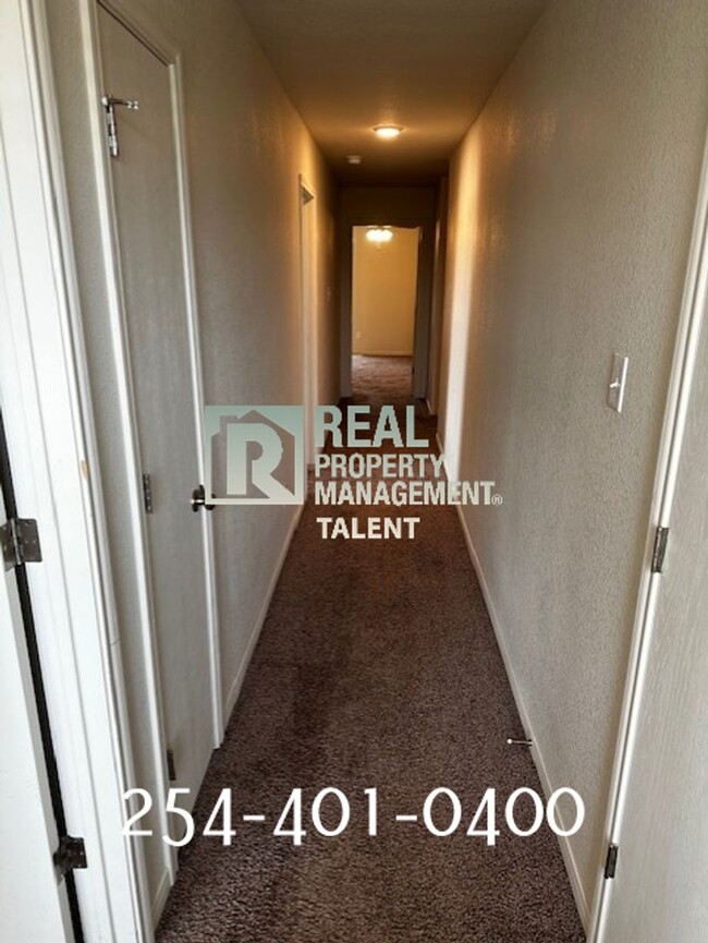 Building Photo - Charming 3-Bedroom, 2.5-Bathroom Duplex in...