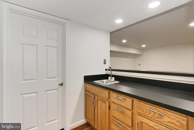 Building Photo - 4021 Lake Glen Rd