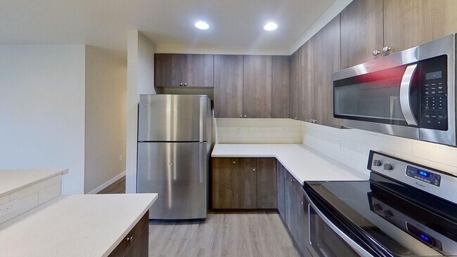 Building Photo - Reduced! Spacious 2-Bedroom, 2-Bathroom To...