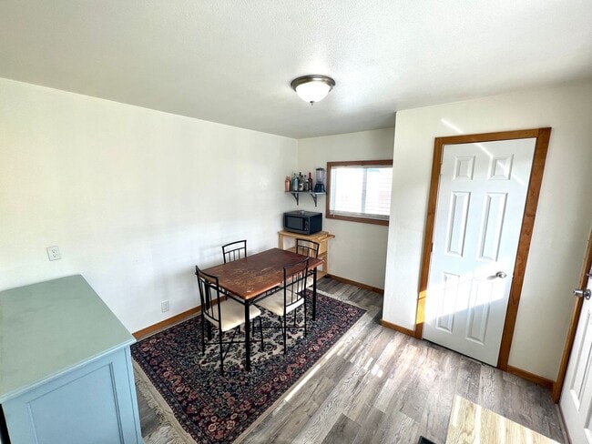 Building Photo - Pet Friendly 3 Bed 2 Bath Single Family Home With Large Garage!