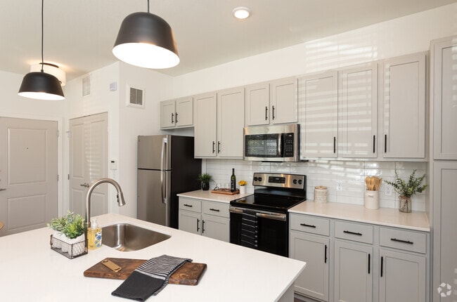 1BR, 1BA - 629SF Kitchen - ABACUS ALAMO RANCH