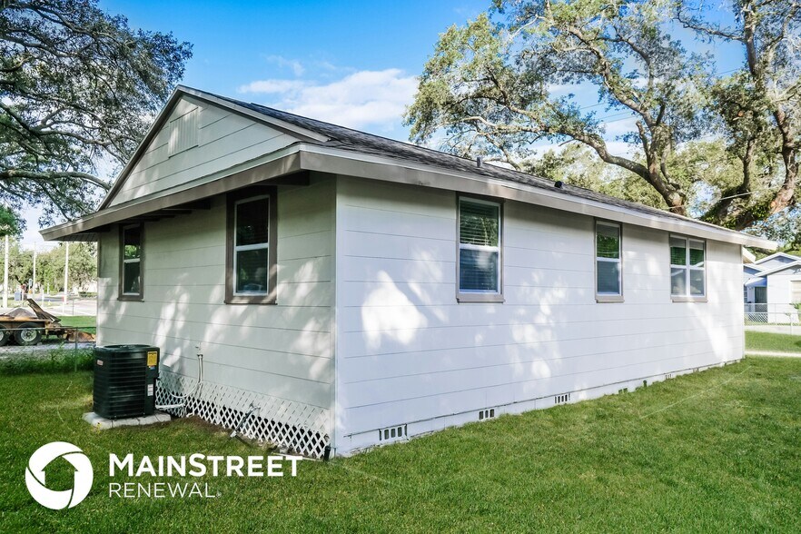 Building Photo - 4007 E Osborne Ave