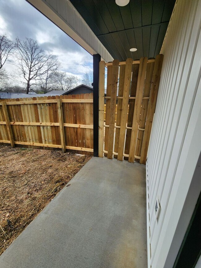 Building Photo - 2312 Lavern St