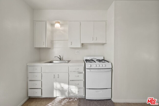 Building Photo - 351 Temple Ave