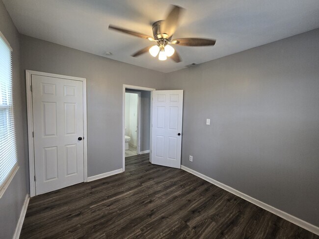 Building Photo - 9340 Moffat Ave