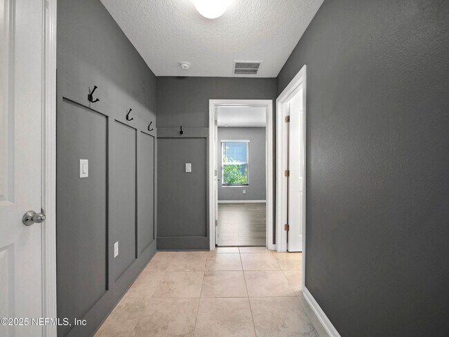 Building Photo - 597 Meadow Ridge Dr