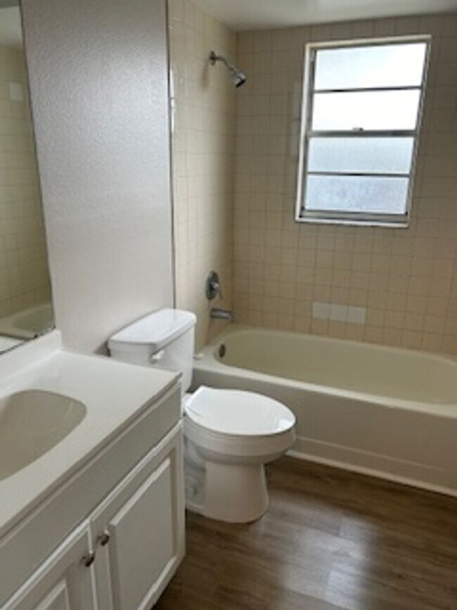 Building Photo - 2/1 available now!