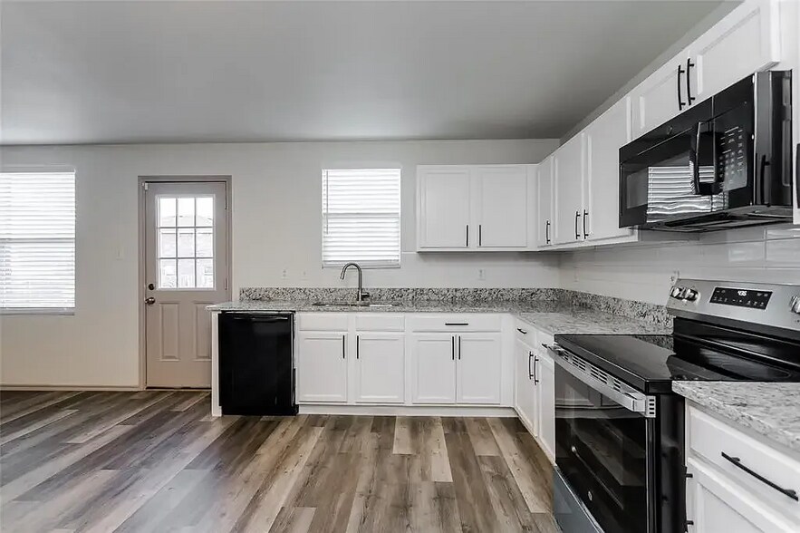 Building Photo - 818 Moss Glen Trl