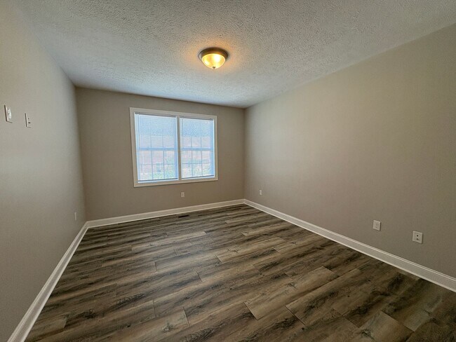 Building Photo - 505 Twisted Oak Dr NW