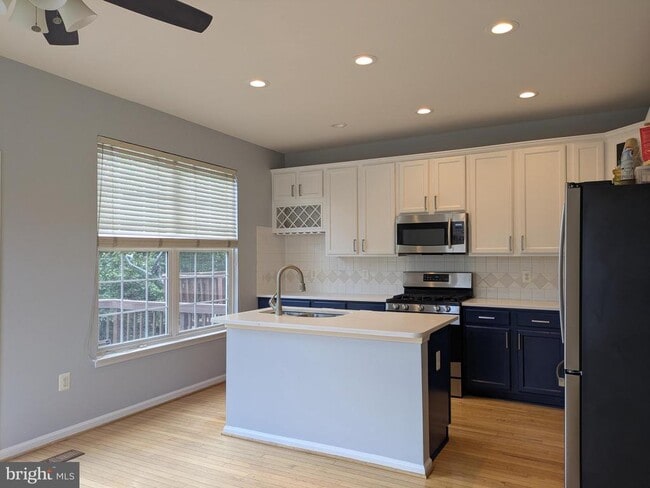 Building Photo - 21785 Brondesbury Park Terrace