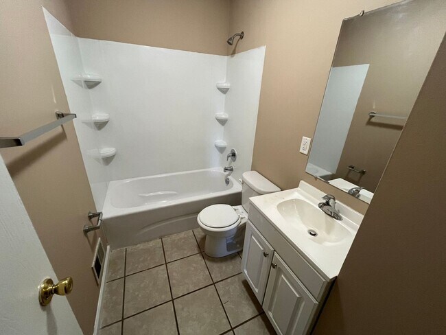 Building Photo - 921 Millikin St