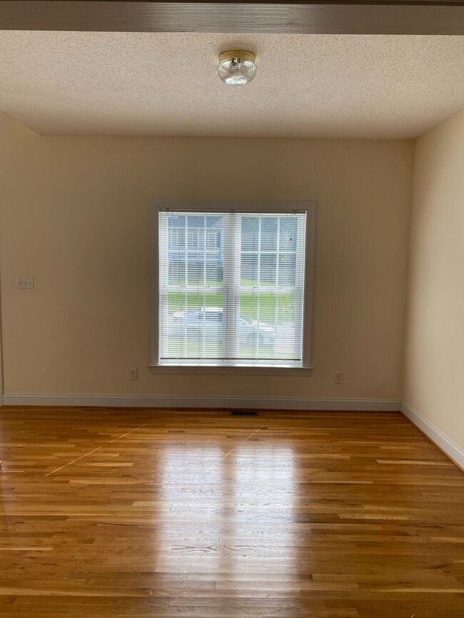 Building Photo - Stunning 4bdrm/2.5bth Home w/Loft Located ...