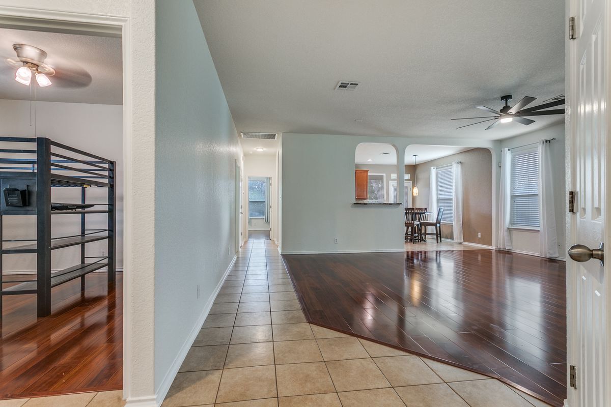 Building Photo - 705 Hightrail