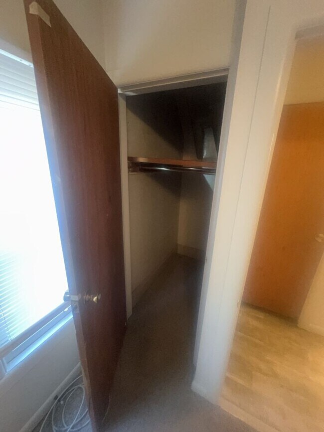 Building Photo - 2 Bed / 1 Bath Top-Floor Apartment – Acros...