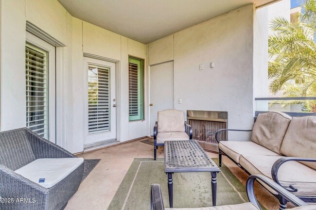 Building Photo - 945 E Playa Del Norte Dr