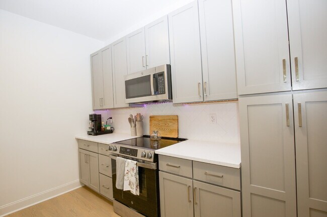 Building Photo - 381 James St
