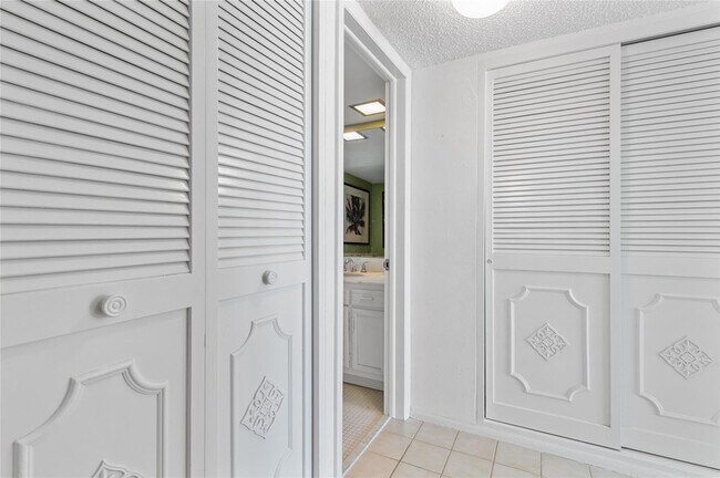 Building Photo - 3850 Galt Ocean Dr