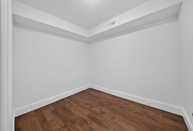Building Photo - Bright Adams Morgan Condo with Den, Two Full Baths & In-Unit Laundry